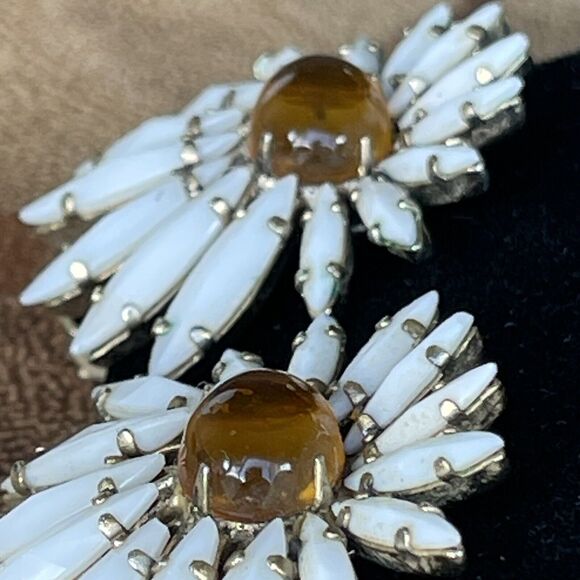 BEAUTIFUL SIGNED SCHREINER NEW YORK WHITE & AMBER GLASS FLOWER CLIP EARRINGS - Picture 8 of 10